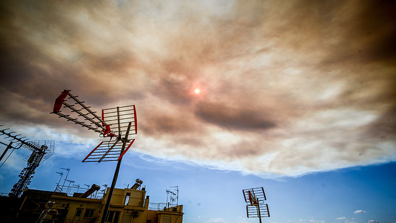 Οι καπνοί και οι στάχτες από τη φωτιά στο Βαρνάβα σκέπασαν τον Αττικό ουρανό Οι καπνοί και οι στάχτες από τη φωτιά στο Βαρνάβα σκέπασαν τον Αττικό ουρανό