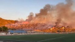 Φωτιά στην Άνω Γλυφάδα κοντά σε σπίτια