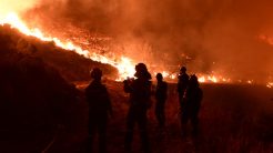 Εκκενώνονται οι οικισμοί Νταού Πεντέλης και Άγιος Σπυρίδωνας