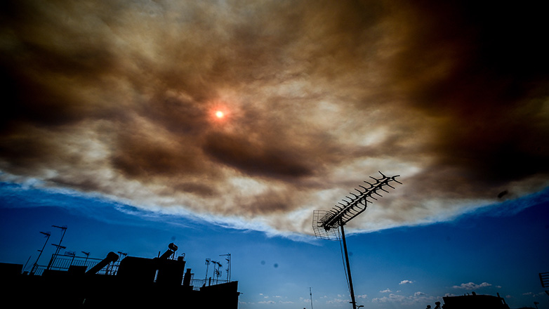 O καπνός από την πυρκαγιά στην Αττική έχει ήδη διανύσει 300χλμ.