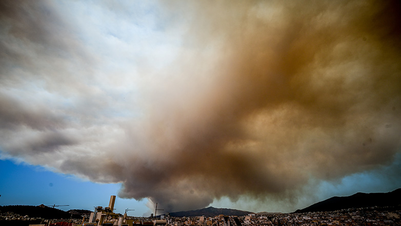 Διεθνή ΜΜΕ για την πυρκαγιά στην Αττική: «Σκοτείνιασε ο ουρανός πάνω από την Αθήνα»
