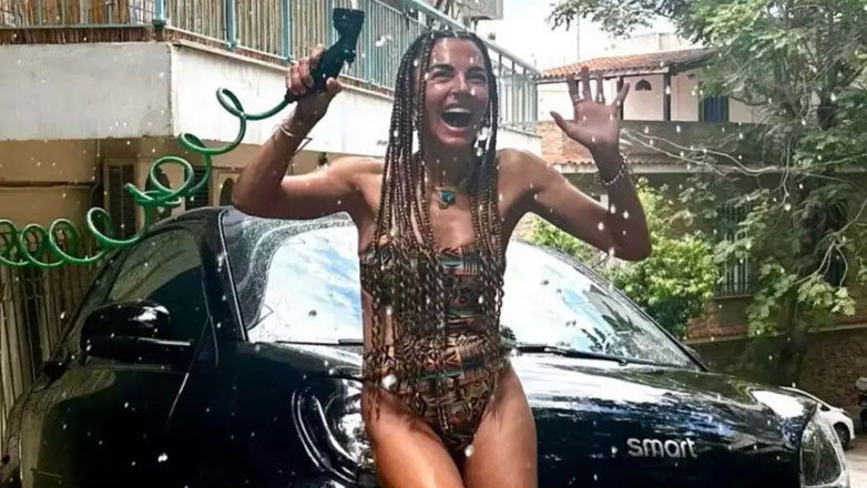 Μαρία Σολωμού: Βγήκε με το μαγιό της για να πλύνει το αυτοκίνητό της