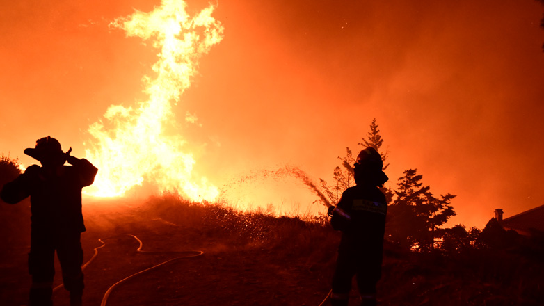 Στο Πεντελικό όρος η φωτιά από τον Βαρνάβα – Πάνω από 500 πυροσβέστες στη μάχη