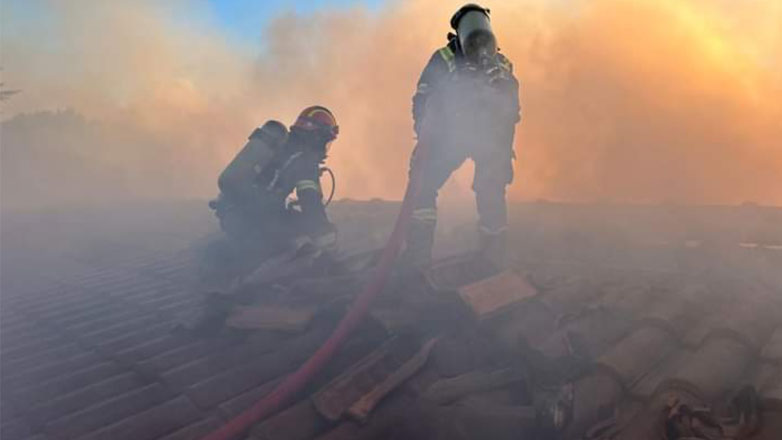 Ρουμάνοι πυροσβέστες επιχειρούν στο πύρινο μέτωπο