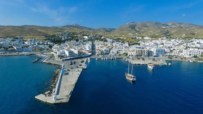 Ακινητοποιήθηκε πλοίο στο λιμάνι της Τήνου μετά από συμπλοκή επιβατών