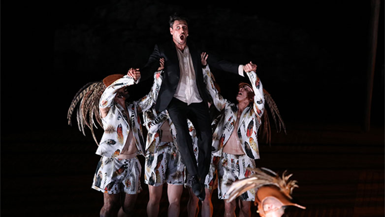 Οι Όρνιθες του Άρη Μπινιάρη απογειώθηκαν – Sold out και αποθέωση από 18.400 θεατές στην Επίδαυρο