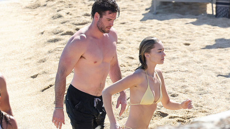 Liam Hemsworth – Gabriella Brooks: Μαζί σε παραλία της Μυκόνου