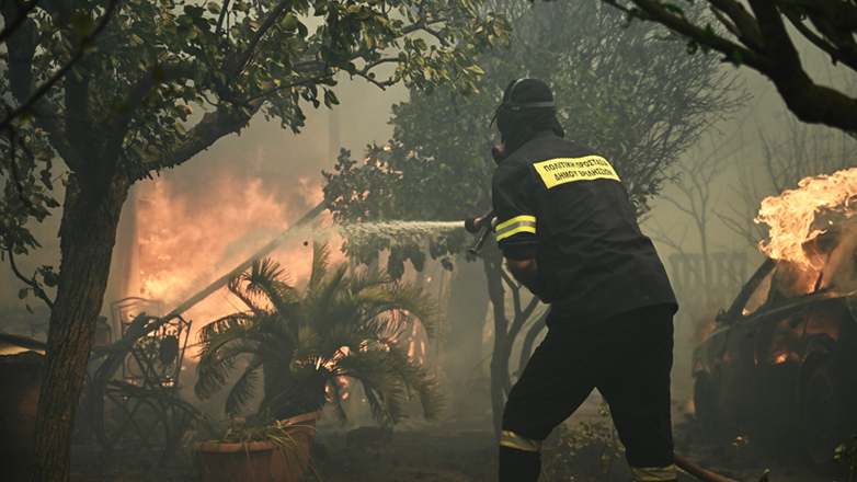 Μάχη με διάσπαρτες εστίες και αναζωπυρώσεις σε Πεντέλη και Νέα Μάκρη Μάχη με διάσπαρτες εστίες και αναζωπυρώσεις σε Πεντέλη και Νέα Μάκρη
