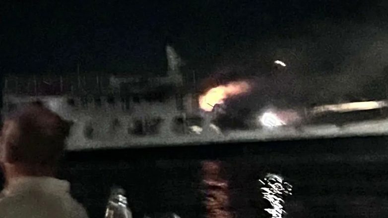 Πυρκαγιά σε πλοίο στο παλαιό λιμάνι των Σπετσών