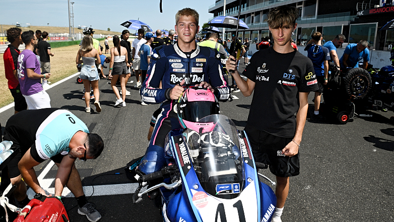 Ένας Έλληνας, ο Γιάννης Περιστεράς, στο Yamaha R7 European SuperFinale