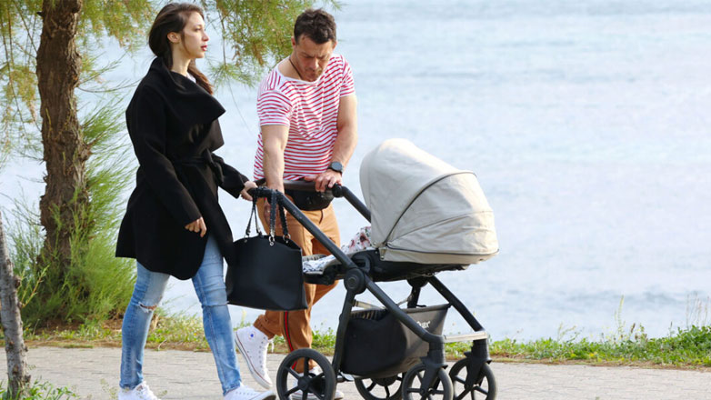 Γιώργος Αγγελόπουλος – Δήμητρα Βαμβακούση: Όλες οι λεπτομέρειες για τη βάφτιση της κόρης τους