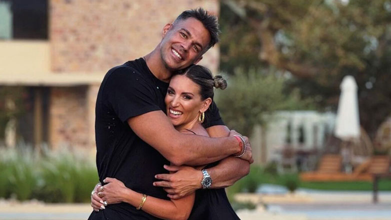 Bruno Cerella: Η τρυφερή αγκαλιά με την Αθηνά Οικονομάκου σε βραδινή έξοδο στη Χίο