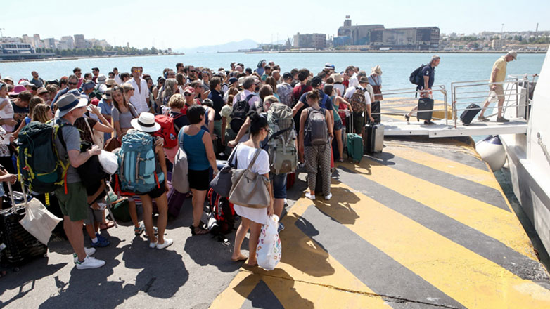 Κορυφώνεται η έξοδος των εκδρομέων του Δεκαπενταύγουστου από τα λιμάνια της Αττικής