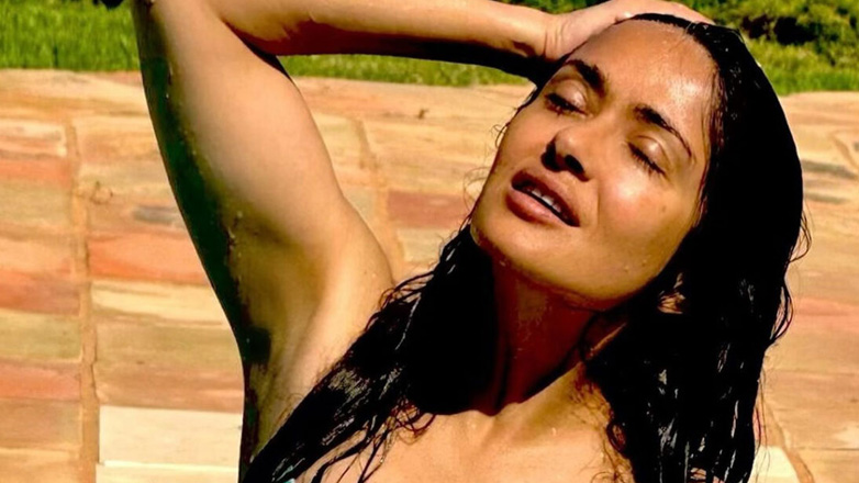 Salma Hayek: Ποζάρει με το μαγιό της πάνω σε σκάφος και εντυπωσιάζει!