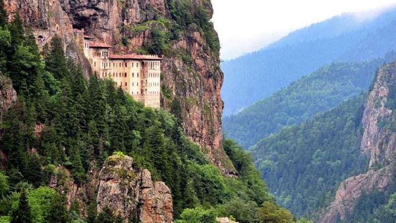 Κορυφώθηκαν οι εορταστικές εκδηλώσεις στην Παναγία Σουμελά