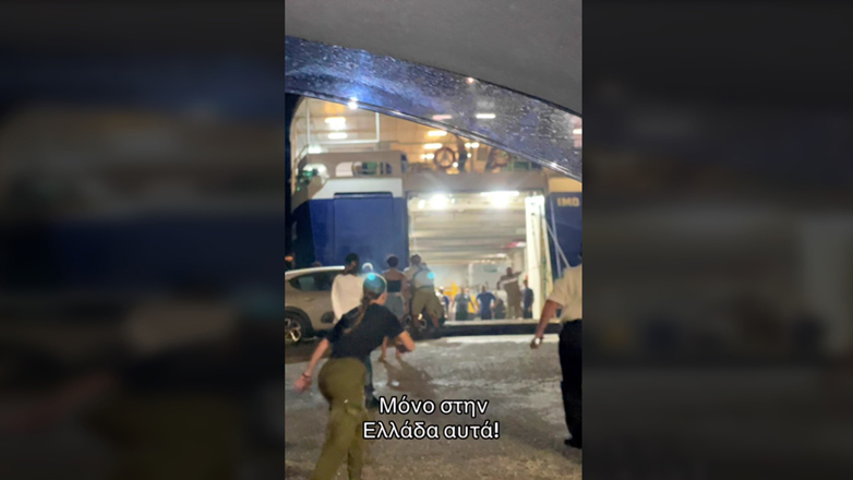 Άνδρος: Επιβάτες σπρώχνουν αυτοκίνητο στο πλοίο SAONISOS εν μέσω κακοκαιρίας