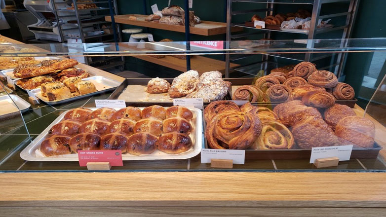 Επειδή τα κρουασάν ήταν μπαγιάτικα, αποφάσισαν να τα πουλήσουν… ακριβότερα!