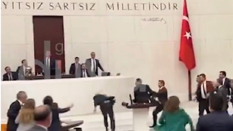 Ξύλο και άγριος καυγάς στην τουρκική Βουλή