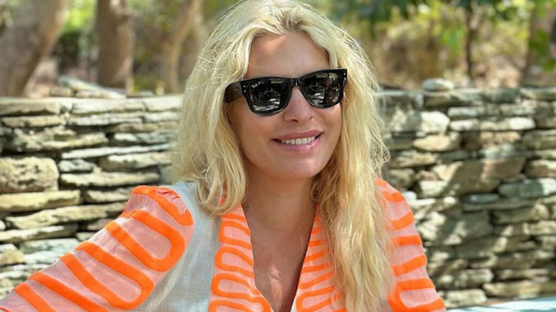 Ελένη Μενεγάκη: Στέλνει ευχές χωρίς ίχνος μακιγιάζ και «ρίχνει» τα social media