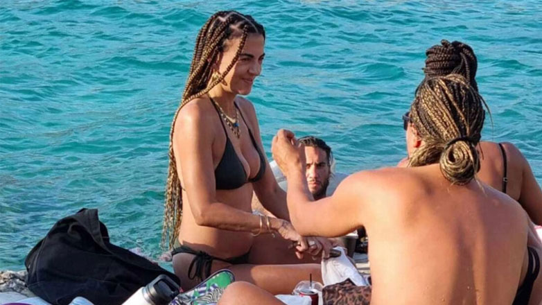 Η Μαρία Σολωμού και ο Mente Fuerte απολαμβάνουν το μπάνιο τους στην παραλία Λιμένι