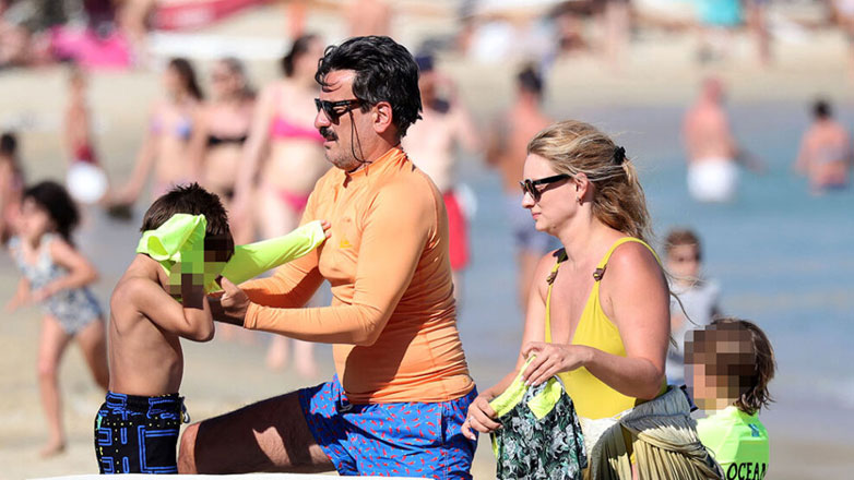 Τόνι Σφήνος: Σε γνωστή παραλία της Μυκόνου με την Ιωάννα Γραμματικού και τα δύο παιδιά τους