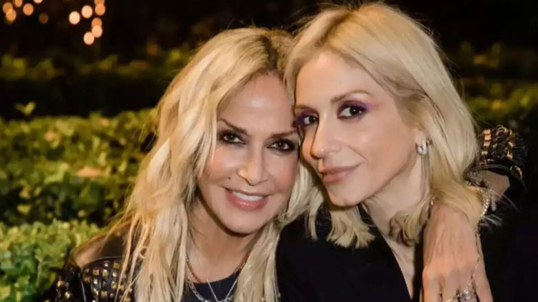 Σοφία Καρβέλα: Η φωτογραφία που δημοσίευσε από τις διακοπές της με την Άννα Βίσση – «Η ομορφότερη μητέρα»