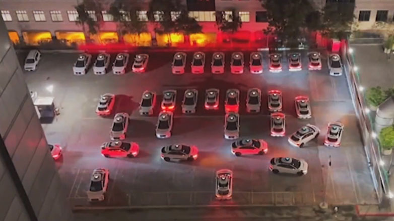 Αυτοκινούμενα ρομποταξί κορνάρουν το ένα στο άλλο και δεν αφήνουν τους κατοίκους να κοιμηθούν (Βίντεο)