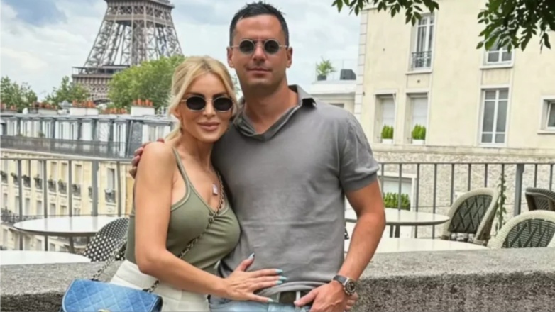 Κατερίνα Καινούργιου: Ποζάρει δίπλα στον σύντροφό της Πάνο Κουτσουμπή σε βραδινή τους έξοδο στην Πάρο