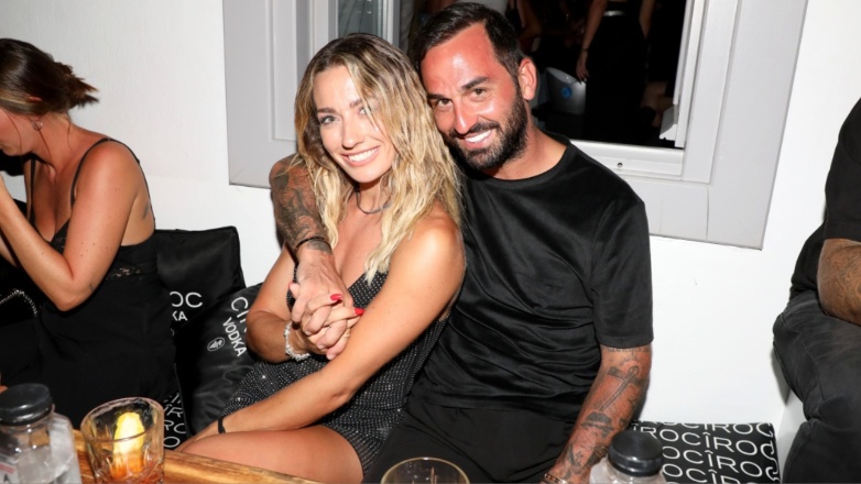 Άρης Σοϊλέδης – Θωμαΐς Εμμανουηλίδου: Βρέθηκαν ξανά μαζί μετά το «Survivor» – Αγκαλιά στα στενά της Μυκόνου