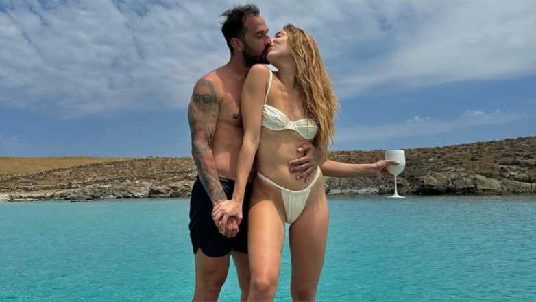 Άρης Σοϊλέδης – Μαριλίνα Κυπαρίσση: Πιασμένοι χέρι-χέρι στα στενά της Μυκόνου