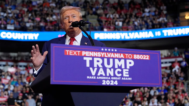 Ο Ντόναλντ Τραμπ χαρακτηρίζει τρελή τη Κάμαλα Χάρις και λέει ότι είναι πιο όμορφος από εκείνη