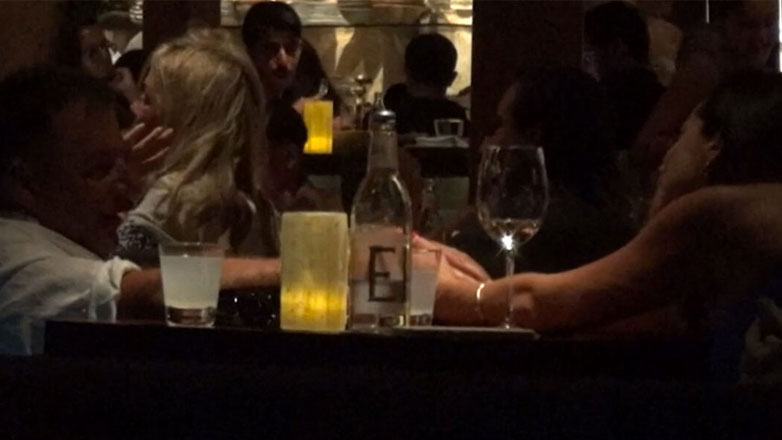 Στη Μύκονο ο Γιώργος Λιάγκας και η Μαρία Αντωνά – Δεν άφησε λεπτό το χέρι της καλής του ο δημοσιογράφος