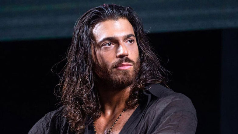 Can Yaman: Αναστάτωσε τον γυναικείο πληθυσμό της Μύκονου ο γνωστός Τούρκος ηθοποιός