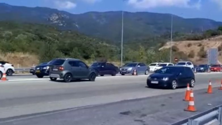 Βίντεο – σοκ: Διακινητής μεταναστών κινείται ανάποδα στην Εγνατία και σπάει τις μπάρες στα διόδια