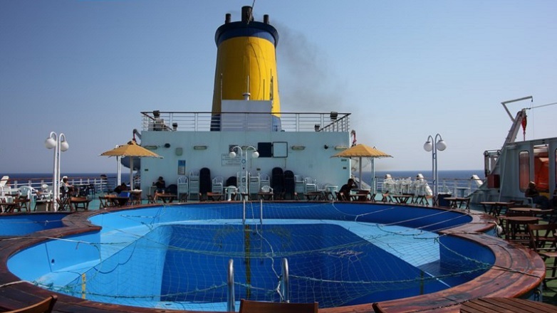 Απίστευτες σκηνές σε συμπλοκή επιβατών σε πλοίο