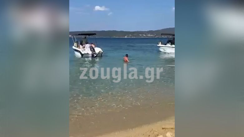 Καταγγελία: Σκάφη ανάμεσα σε λουόμενους στην παραλία Μεγάλη Άμμος της Χαλκιδικής