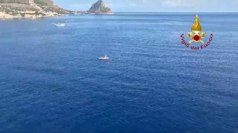 Αγωνία για 7 επιβάτες σε σκάφος που βυθίστηκε στο Παλέρμο