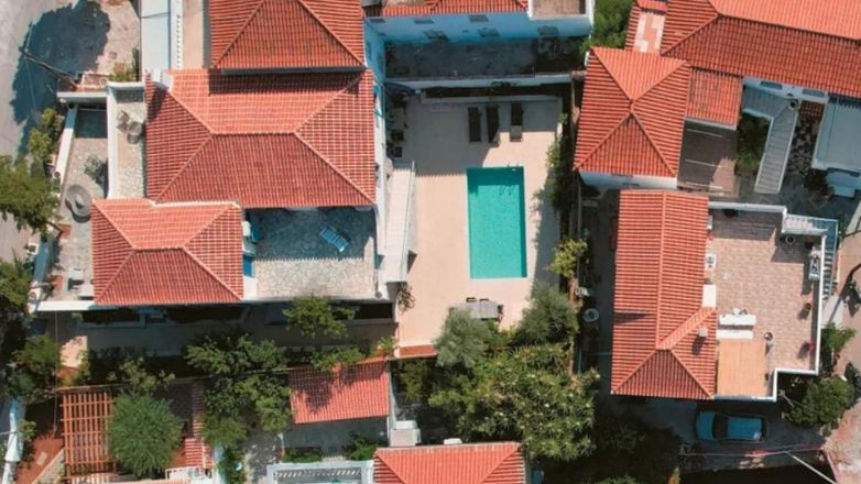 H πισίνα στις Σπέτσες που μετονομάστηκε σε γούρνα για να καταλήξει σε σηπτική δεξαμενή