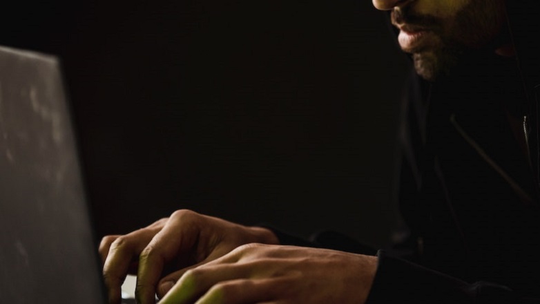 Ελεύθερος χωρίς περιοριστικούς όρους ο αξιωματικός του Πολεμικού Ναυτικού που συνελήφθη για εκδικητική πορνογραφία