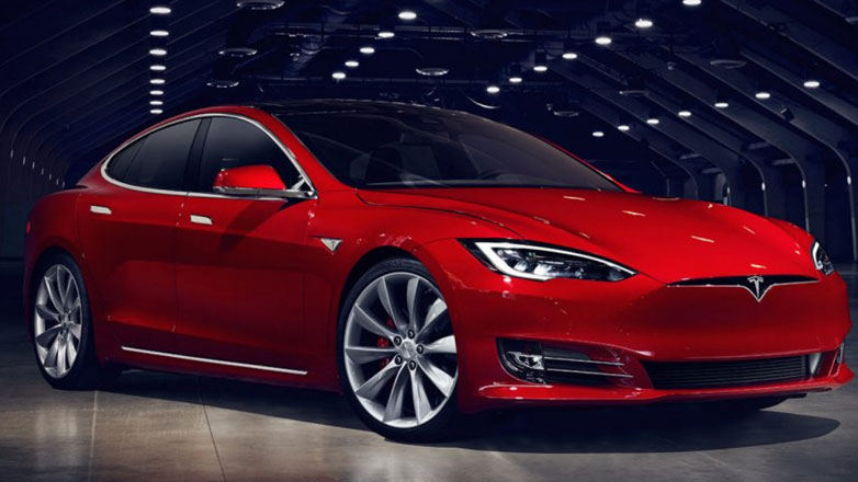 Πήγε να φορτίσει το Tesla του κλέβοντας ρεύμα και τελικά έκαψε το σπίτι του γείτονα