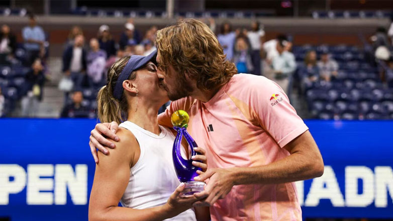 Στέφανος Τσιτσιπάς – Paula Badosa: Το τρυφερό φιλί στο στόμα μετά την κατάκτηση του πρώτου τους τίτλου ως ζευγάρι