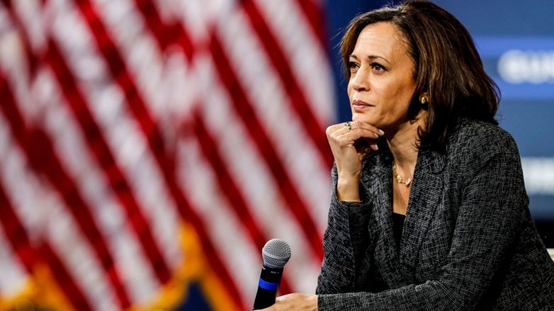 Το 61% των Βρετανών προτιμάει να κερδίσει η Κάμαλα Χάρις