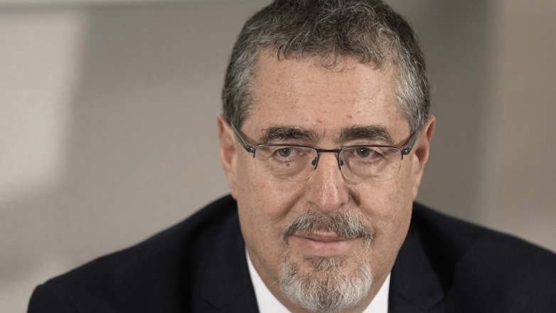 Η εισαγγελία της Γουατεμάλας ζητεί να αρθεί η ασυλία του προέδρου Αρέβαλο