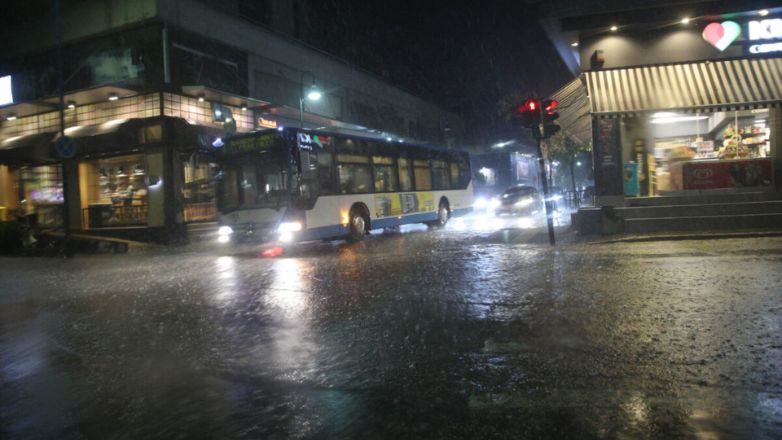Θεσσαλία: Πλημμύρισαν δρόμοι και ξεριζώθηκαν δέντρα από την κακοκαιρία