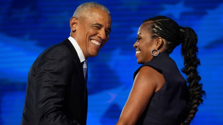 «Yes, she can» – Μπαράκ και Μισέλ Ομπάμα καλούν τους Αμερικανούς να στηρίξουν την Κάμαλα Χάρις