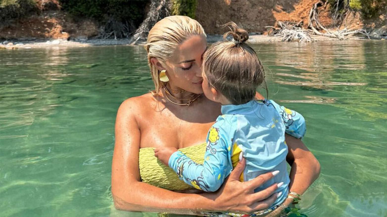 Ιωάννα Τούνη: Αντιδράσεις στα social media για τα φιλιά στο στόμα με τον γιο της – «Εγκληματικό, άσε τα ψυχοάρρωστα»