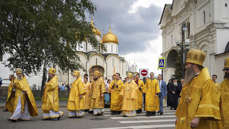 Ρώσοι ιερείς προσπαθούν με μια εικόνα της Καιόμενης βάτου να δαμάσουν τη φωτιά σε αποθήκη καυσίμων