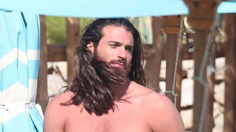 Can Yaman: Ο εκνευρισμός μιας παρέας κοριτσιών με τον Τούρκο ηθοποιό στη Μύκονο – «Τι μ@λ@κ@ς είναι αυτός»