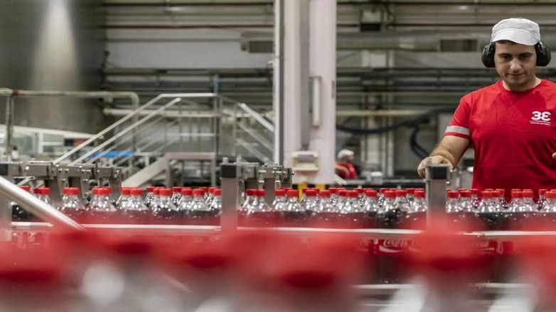 Γαλλία: Ίχνη μικροπλαστικών σε φιάλες Coca-Cola και Schweppes Γαλλία: Ίχνη μικροπλαστικών σε φιάλες Coca-Cola και Schweppes