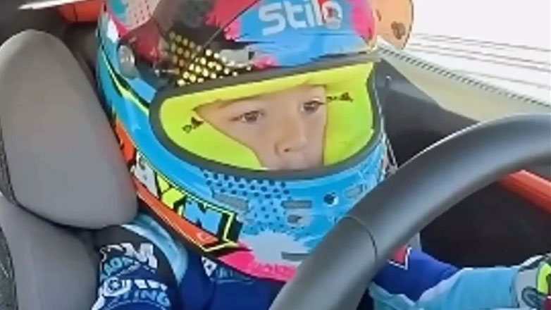 Απίστευτος 5χρονος πιτσιρικάς οδηγεί Lamborghini Revuelto και «πιάνει» τα 312χλμ./ώρα (Βίντεο)